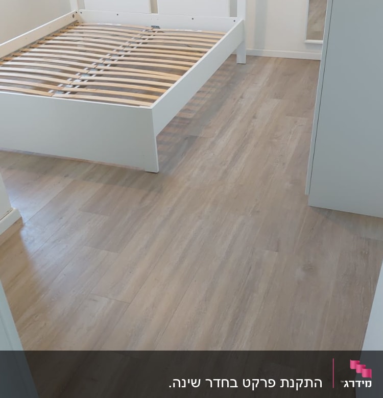 רצפת פרקט עץ בהירה בחדר שינה